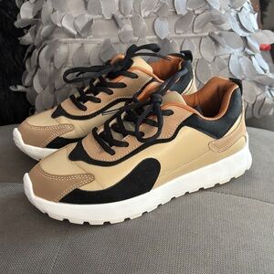 ❤️ Women’s Stylish Tan and Black Sneakers